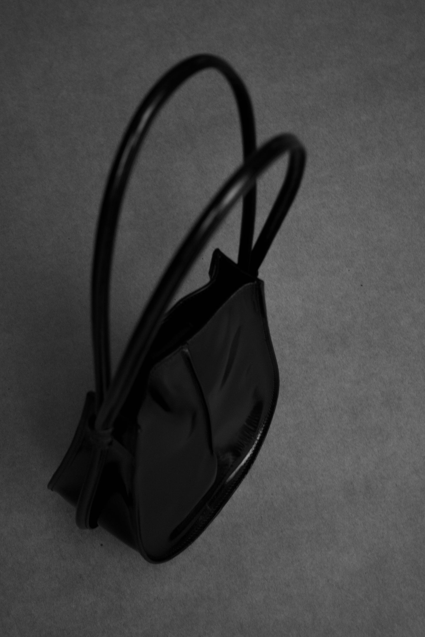 UMBRAL — Bolso pequeño de piel con asa regulable